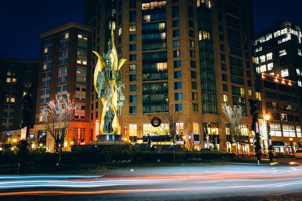 Traffic circle and modern buildings at night in Baltimore, Maryl — Stock Photo, Image