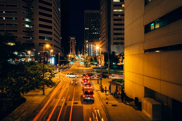 Tráfico en la calle Charles por la noche, en el puerto interior, Baltim — Foto de Stock