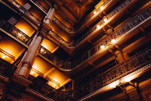 Upper levels of the Peabody Library in Mount Vernon, Baltimore, — Stock Photo, Image