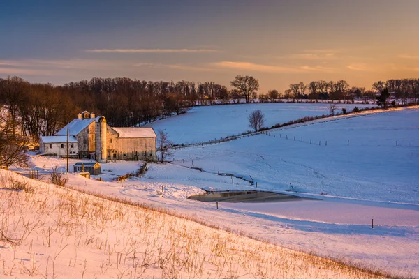 Vista de un granero en una granja cubierta de nieve en el condado rural de York, Penn — Foto de Stock