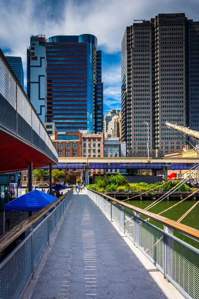 View of buildings in the Financial District from Pier 15, at Sou — Stock Photo, Image