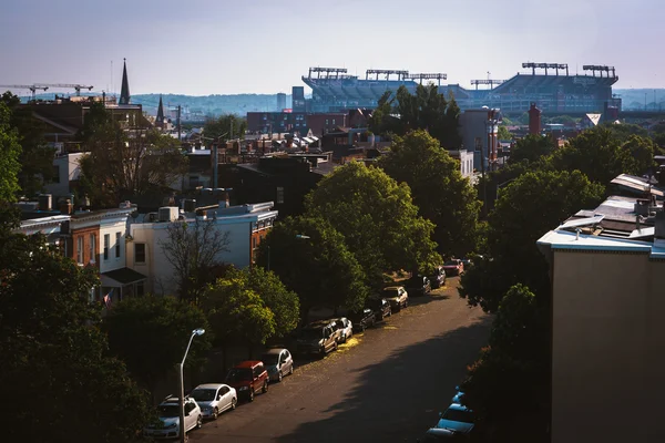 M ve T Bank Stadyumu ve sıraevler görünümünü Montgomery Caddesi üzerinde — Stok fotoğraf