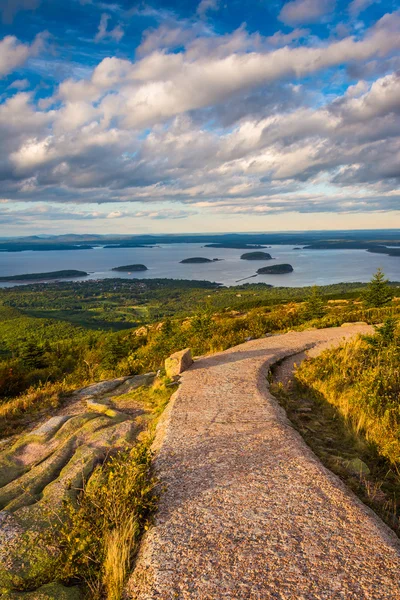 Gångväg och utsikten från Caddilac berg i Acadia National Park, — Stockfoto