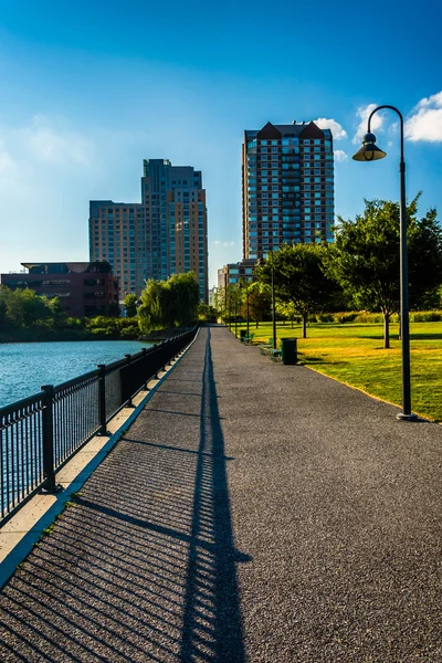 Cesta na North Point Park a budovy v Bostonu, Massachusetts. — Stock fotografie