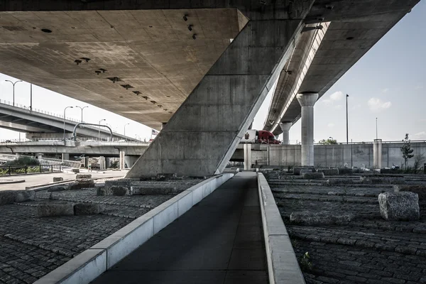 Sotto il Leonard P. Zakim Bunker Hill Memorial Bridge di Boston — Foto Stock