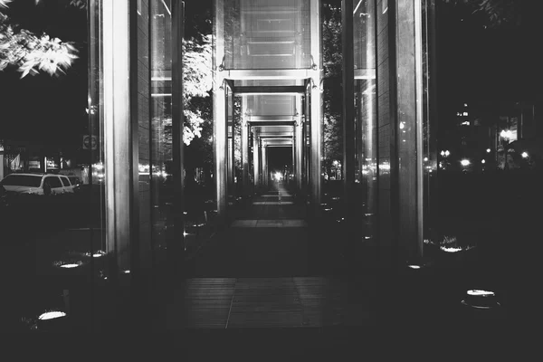 Walkway in Union Street Park at night, in Boston, Massachusetts. — Stock Photo, Image