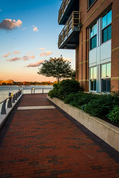 Gångväg längs vattnet på Battery Wharf, i Boston, Massac — Stockfoto