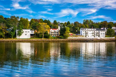 Bucksport, Maine Penobscot Nehri boyunca evler.