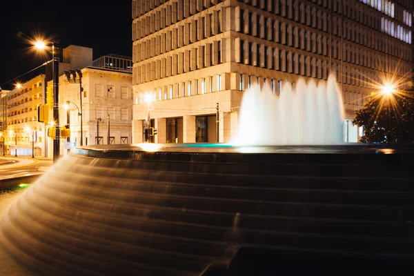 Fuentes y edificios por la noche en Woodruff Park en el centro de la ciudad —  Fotos de Stock