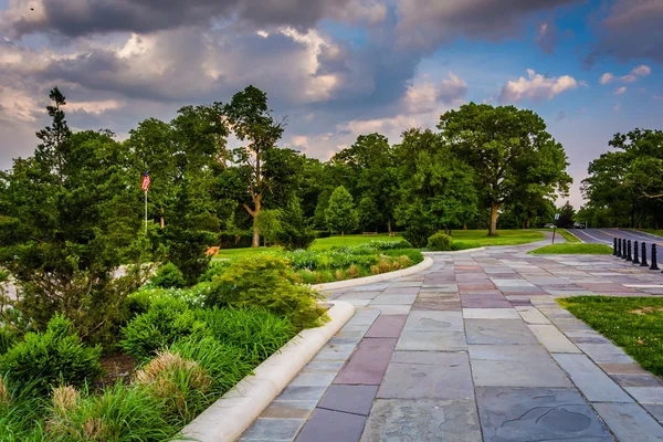 Trädgård och sökvägen på Druid Hill Park i Baltimore, Maryland. — Stockfoto