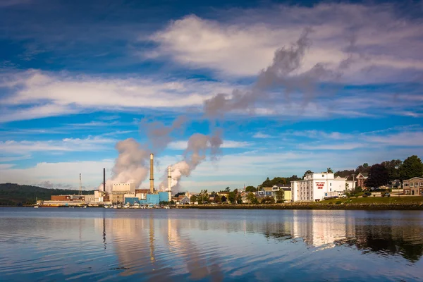 Papierfabriek en de Penobscot rivier in Bucksport (Maine). — Stockfoto