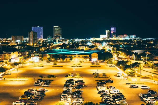 Ruas e casinos distantes à noite em Atlantic City, New Jerse — Fotografia de Stock