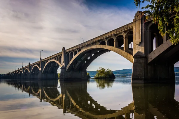 Die Gedenkbrücke für die Veteranen, die sich im Fluss Susquehanna spiegelt — Stockfoto