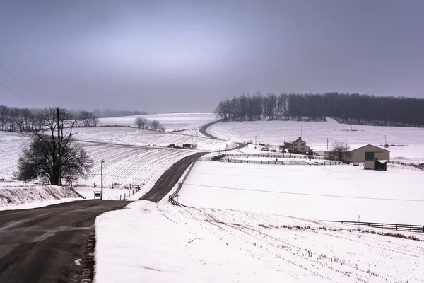 Vue des collines enneigées et des champs dans le comté rural de York, Penn — Photo