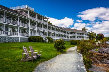 Sahil yolu ve otel Bar Harbor, Maine.