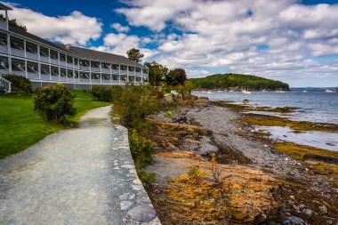 Sahil yolu ve otel Bar Harbor, Maine.