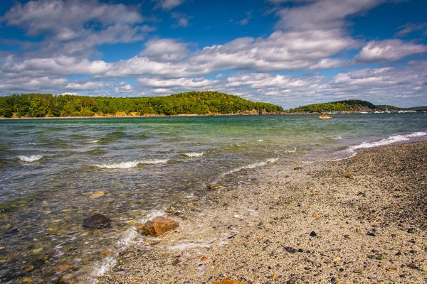 Plaża i widok na wyspy w zatoce Francuz, Bar Harbor, Maine. — Zdjęcie stockowe