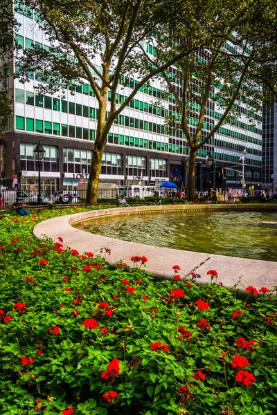 Bunga dan kolam renang di Bowling Green, di Lower Manhattan, New York . — Stok Foto
