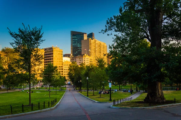 Pfad im Boston Common und Abendlicht an Gebäuden in Bost — Stockfoto