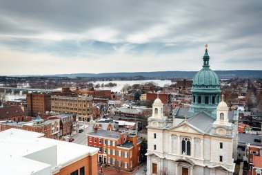 sokak güneyden görülen Aziz Patrick katedral kilise
