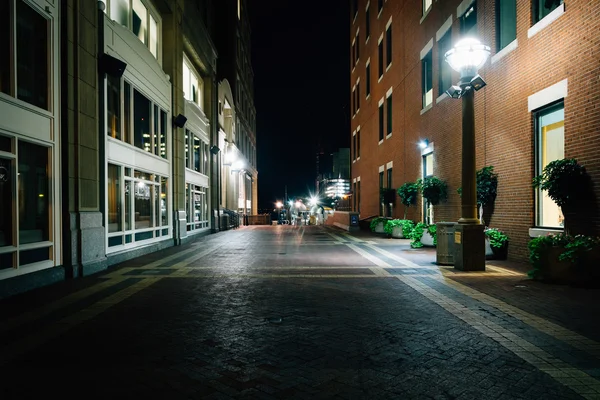 Chodník v noci na Rowes Wharf, Boston, Massachusetts. — Stock fotografie