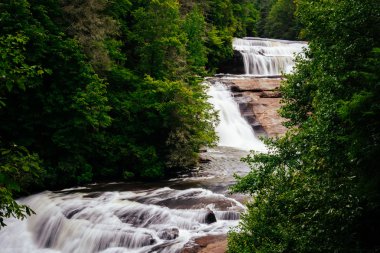 Üçlü Falls, görünümde dupont devlet ormanı, Kuzey Karolina. 