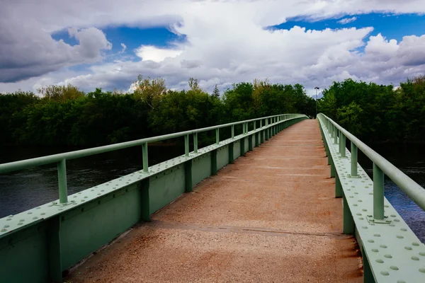 Пішохідний міст через річку Делавер в Портленді, pennsyl — стокове фото