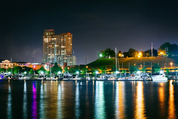 A marina and Federal Hill at night at the Inner Harbor in Baltim — Stock Photo, Image