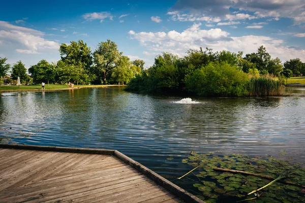 Strandpromenaden och damm på patterson park i baltimore, maryland. — Stockfoto