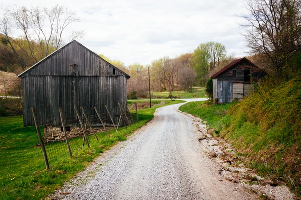 Vecchi fienili lungo una strada sterrata nella contea rurale di York, Pennsylvania . — Foto Stock