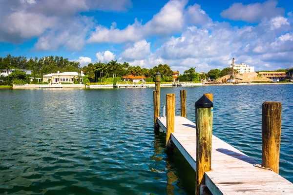 Dock in Collins Canal in Miami Beach, Florida. — Stockfoto