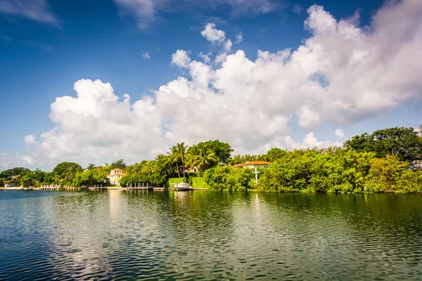 Häuser entlang des collins kanals in miami beach, florida. — Stockfoto