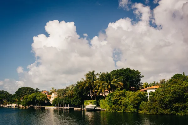 Domy podél kanálu Collins v Miami Beach, Florida. — Stock fotografie