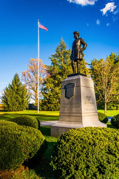 Standbeeld en de Amerikaanse vlag in Gettysburg, Pennsylvania. — Stockfoto