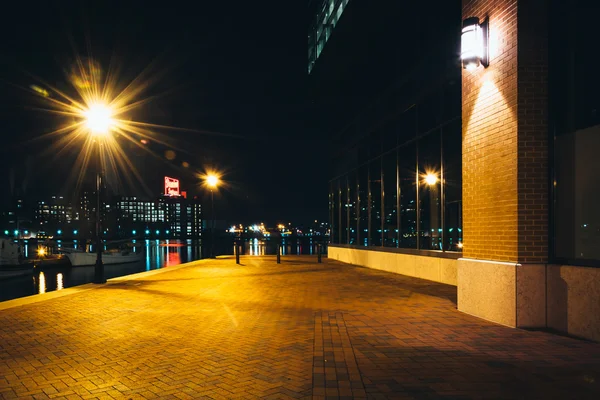 The Fells Point Waterfront and Domino Sugars Factory at night in — Stock Photo, Image