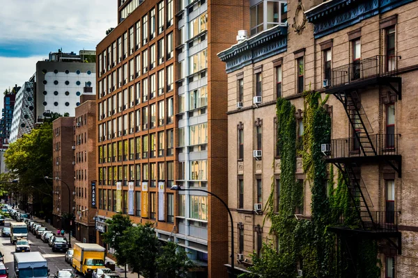 Здания в Челси видны с Высокой линии в Манхэттене, Нью-Йорк — стоковое фото