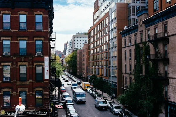 Здания в Челси видны с Высокой линии в Манхэттене, Нью-Йорк — стоковое фото