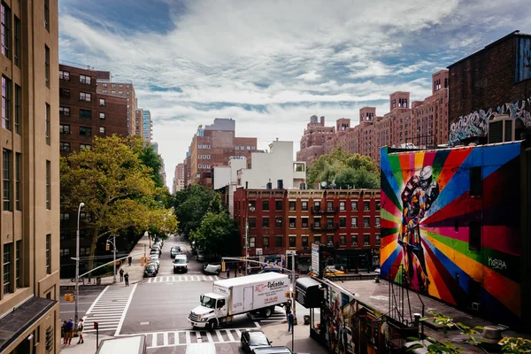 Muurschilderingen en gebouwen op 25th Street in Chelsea gezien vanaf de Hig — Stockfoto