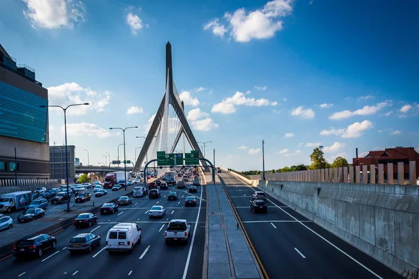 Tráfico de hora punta en el puente Zakim, en Boston, Massachusetts . — Foto de Stock
