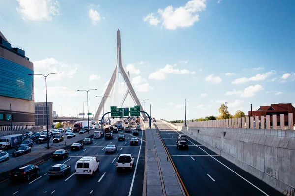 Godziny szczytu ruchu na moście Zakim, w Bostonie, Massachusetts. — Zdjęcie stockowe