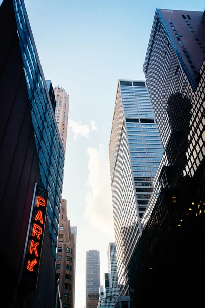 Arranha-céus ao longo da Rua 51 em Midtown Manhattan, Nova Iorque . — Fotografia de Stock