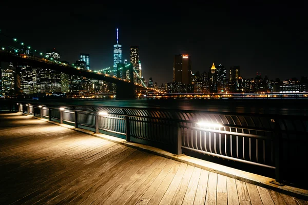 De brooklyn bridge en manhattan skyline gezien vanaf bro's nachts — Stockfoto