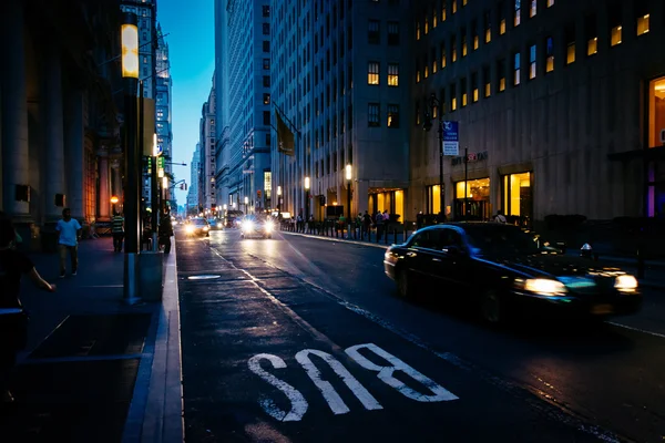 在曼哈顿金融区的一条街道上移动的交通, — 图库照片