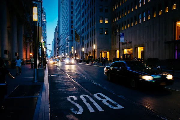 Lalu lintas bergerak di jalan di Financial District, Manhattan , — Stok Foto