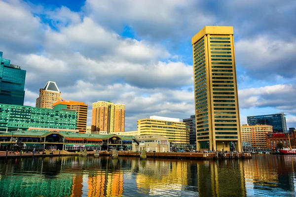 Budynki na wewnętrzny port, w baltimore, maryland. — Zdjęcie stockowe