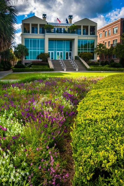 Garden and buildings at the Waterfront Park in Charleston, South — Stock Photo, Image