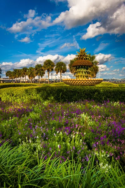 Garten und der Ananasbrunnen am Uferpark in Saibling — Stockfoto