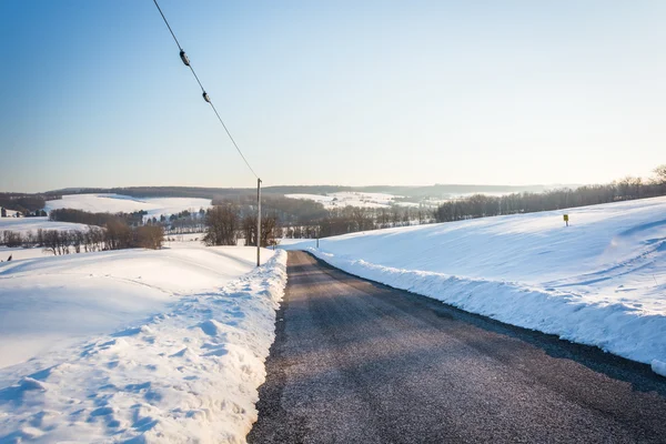 Campos cubiertos de nieve a lo largo de una carretera rural en el condado de York, P — Foto de Stock