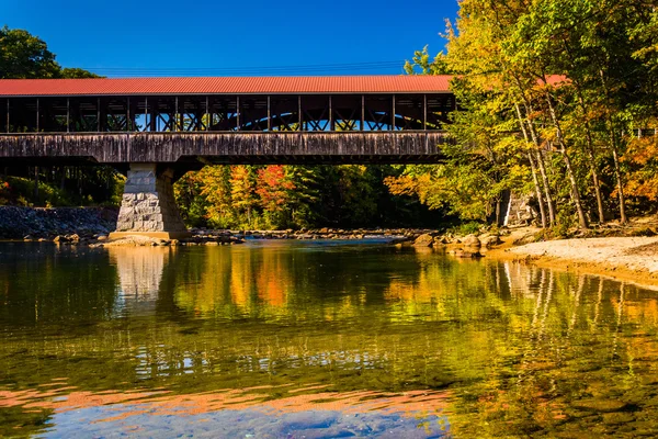 El puente cubierto del río Saco en Conway, New Hampshire . — Foto de Stock