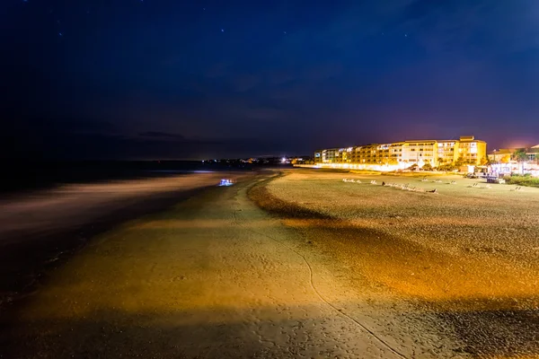 View of buildings along the beach at night in Folly Beach, South — Stock Photo, Image